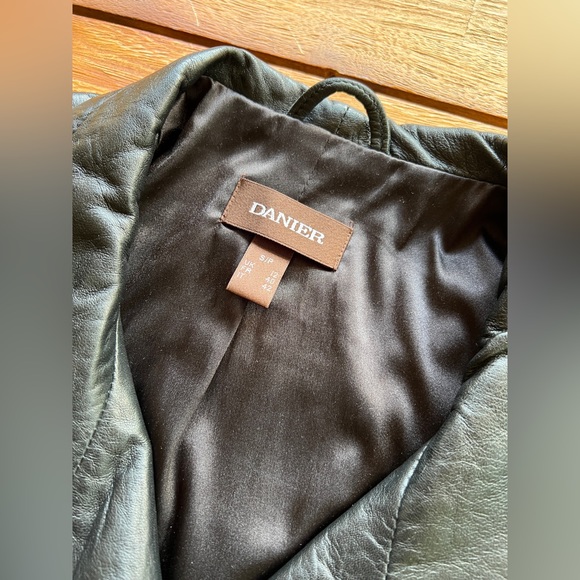 Danier Women’s Black Leather Jacket - Size S - Picture 5 of 16